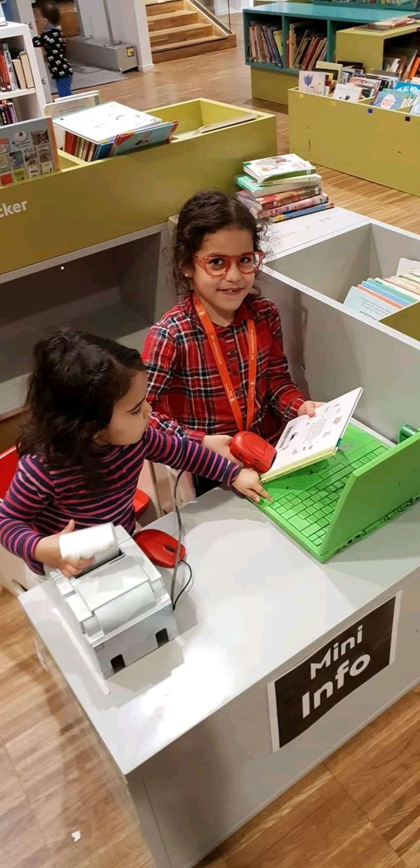 RT @LihiniW: Alltså KISTA BIBLIOTEK…